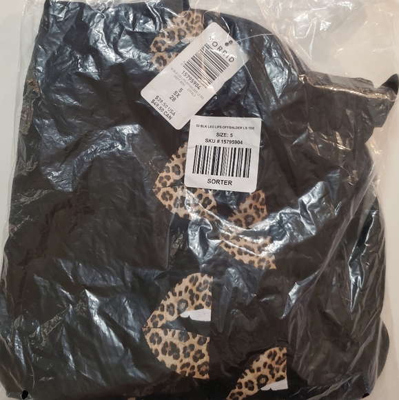 Torrid- off-shoulder tee - Picture 4 of 5